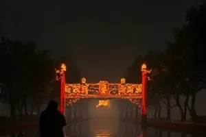 《北纬三十度》公路与界碑场景封面